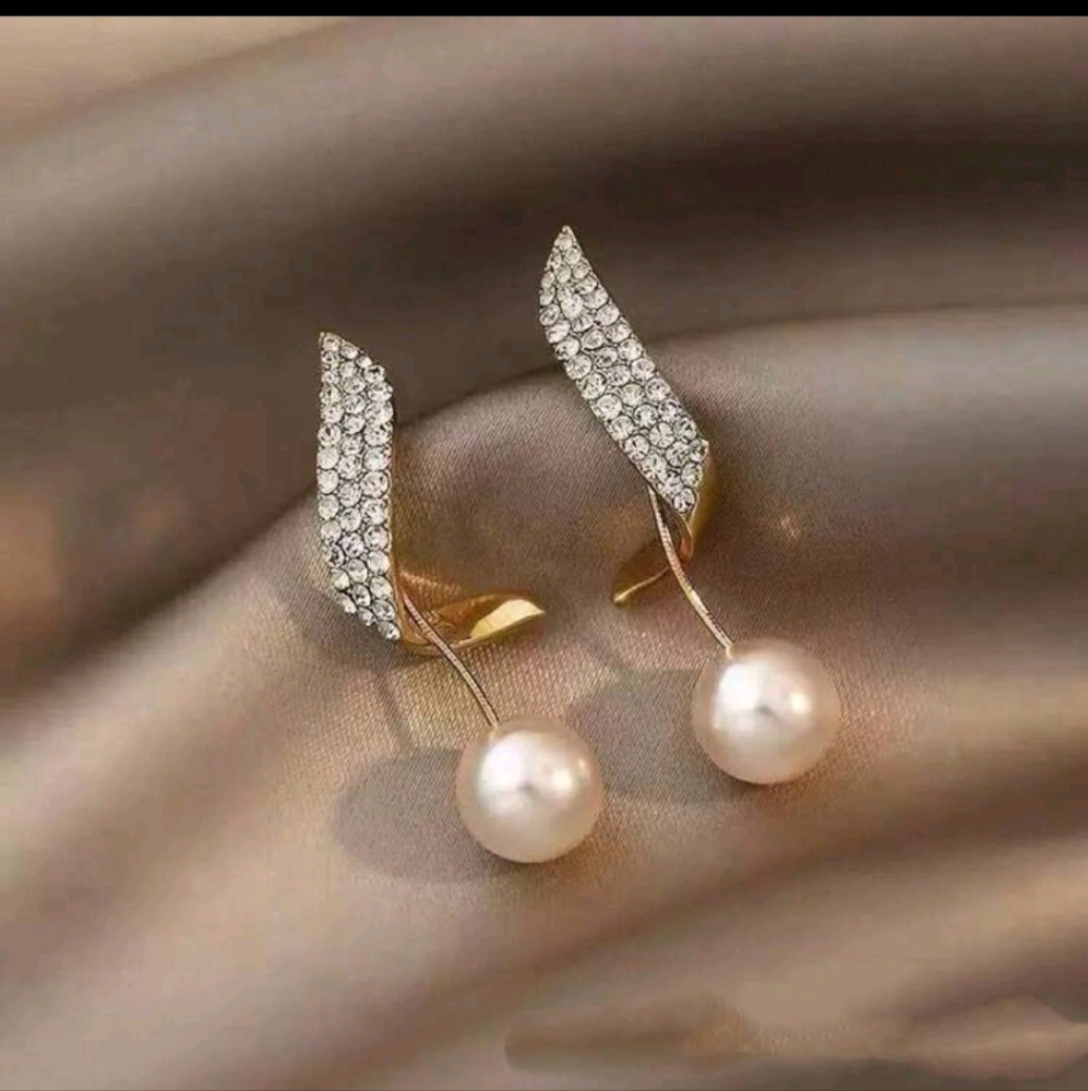 BRAND NEW ** Elegant Gold and Silver Pearl Drop Earrings
